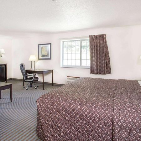 Super 8 By Wyndham Cedar Falls Exterior photo