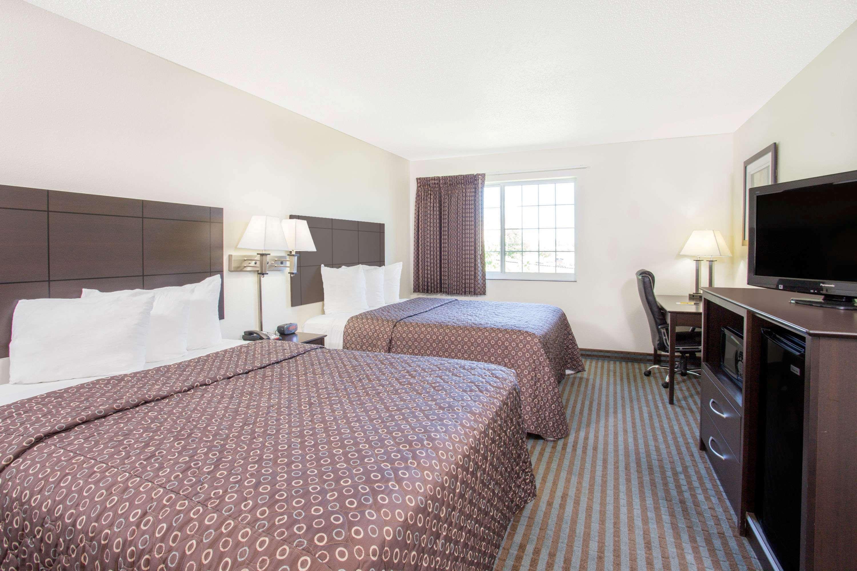 Super 8 By Wyndham Cedar Falls Exterior photo