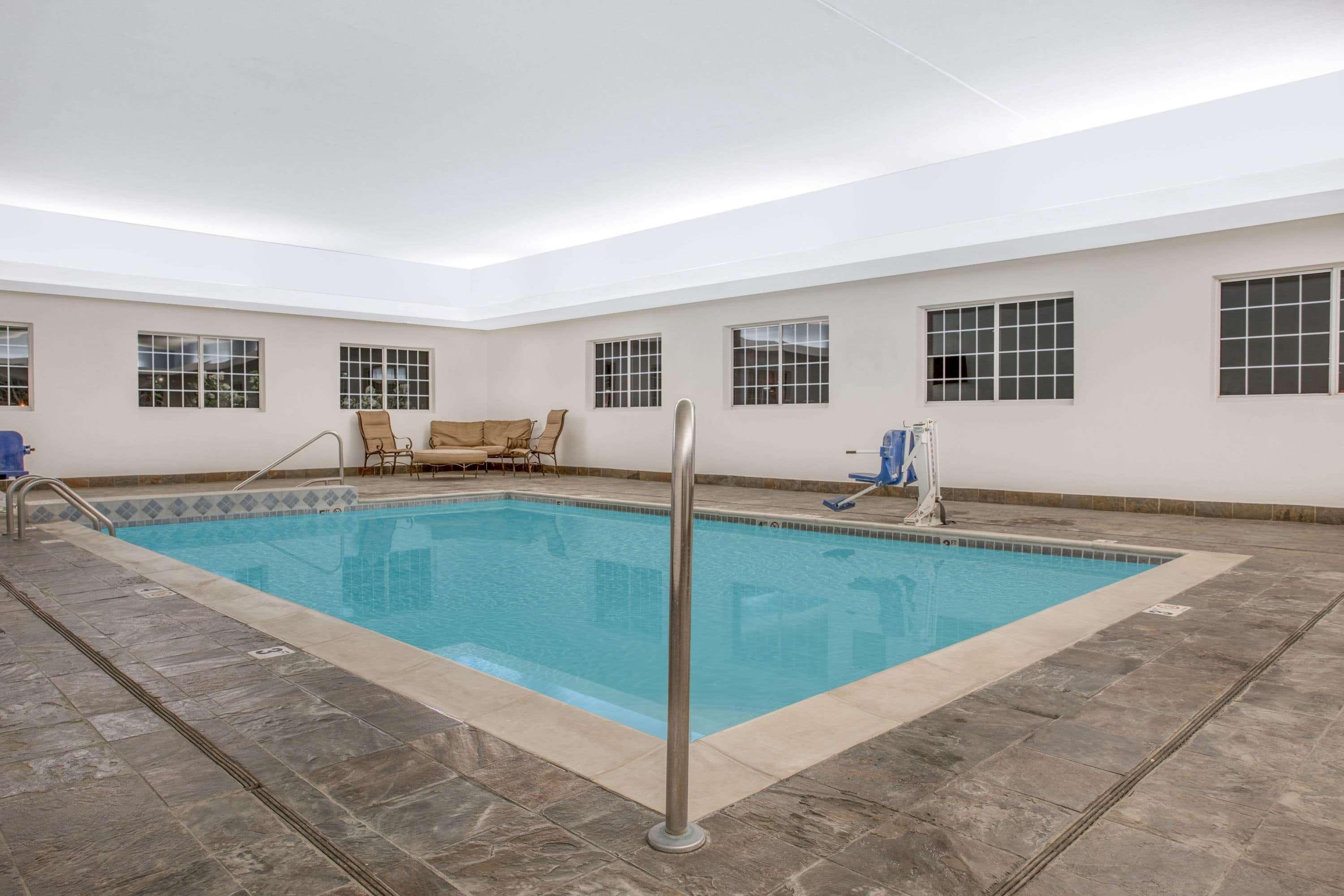 Super 8 By Wyndham Cedar Falls Exterior photo