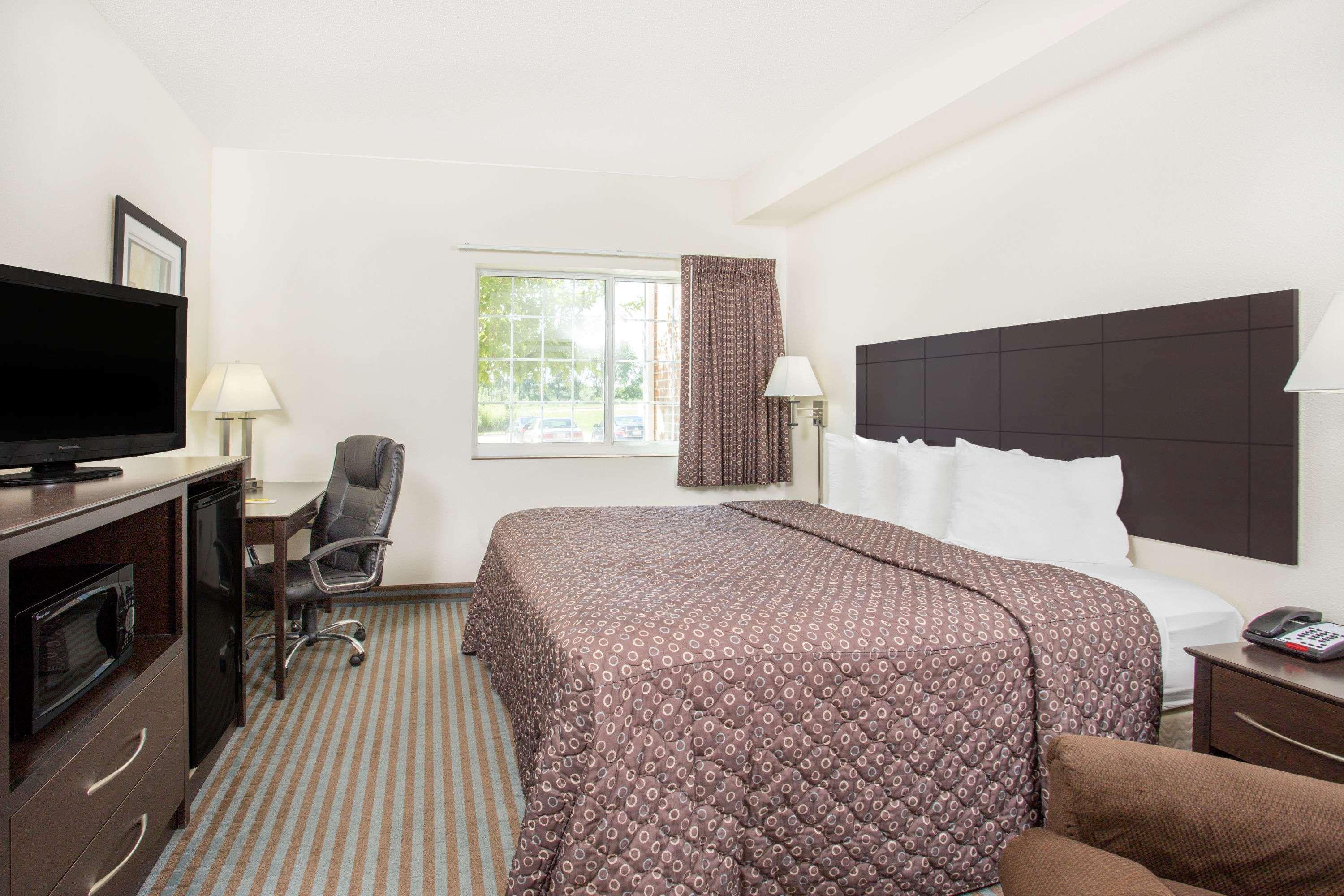 Super 8 By Wyndham Cedar Falls Exterior photo