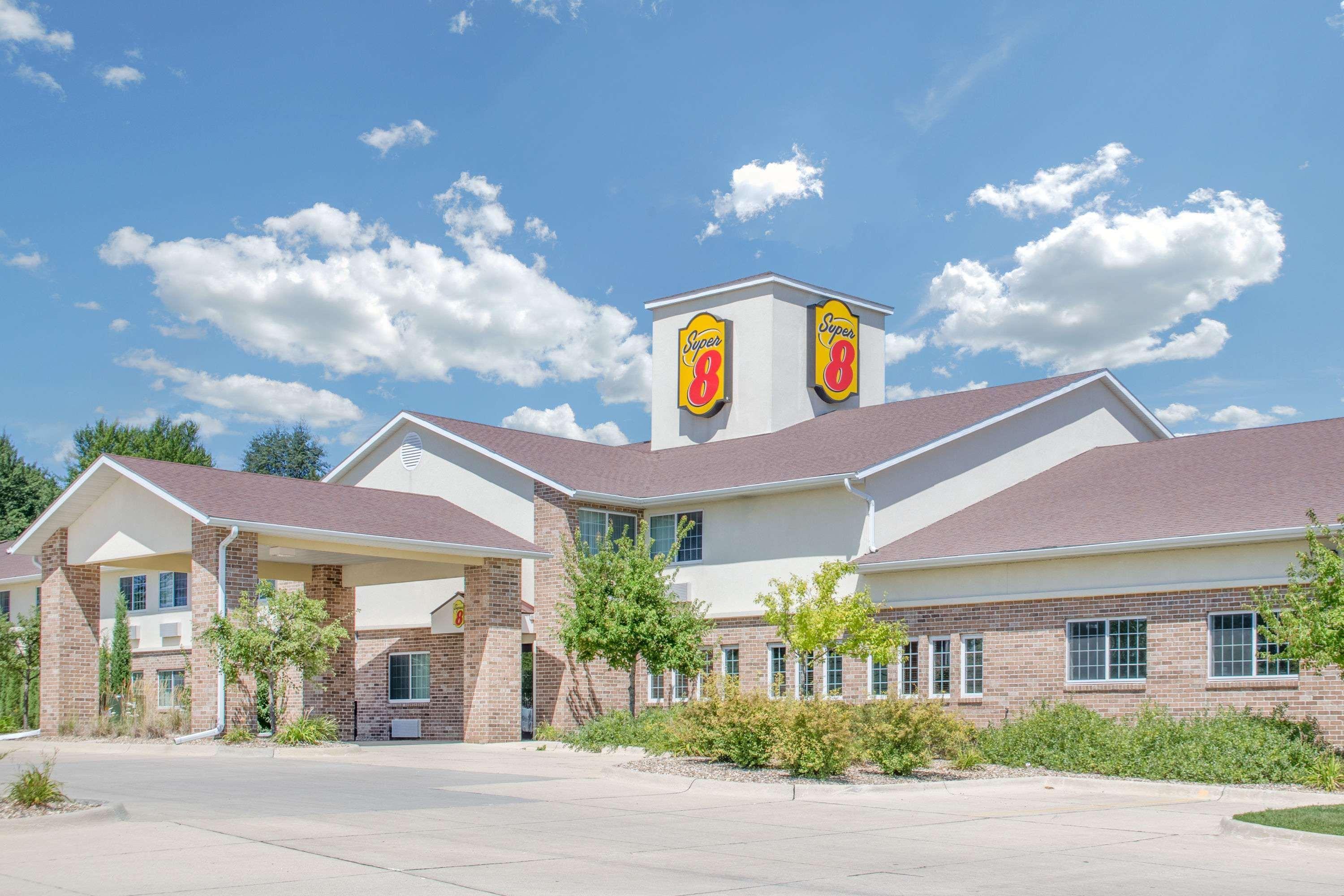 Super 8 By Wyndham Cedar Falls Exterior photo