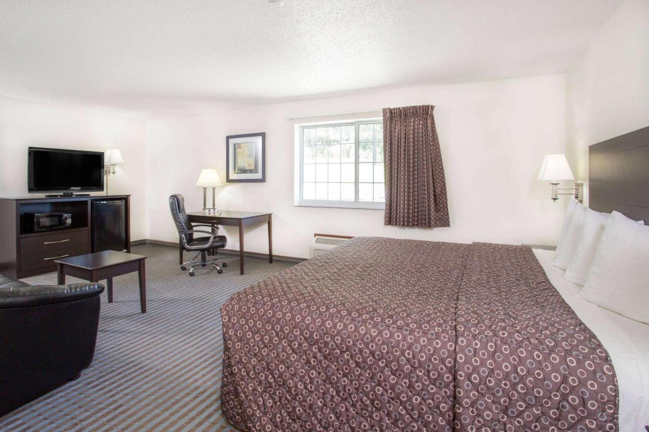 Super 8 By Wyndham Cedar Falls Exterior photo