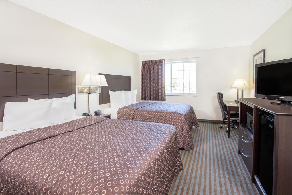 Super 8 By Wyndham Cedar Falls Exterior photo