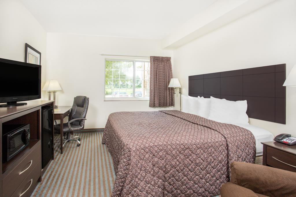 Super 8 By Wyndham Cedar Falls Exterior photo