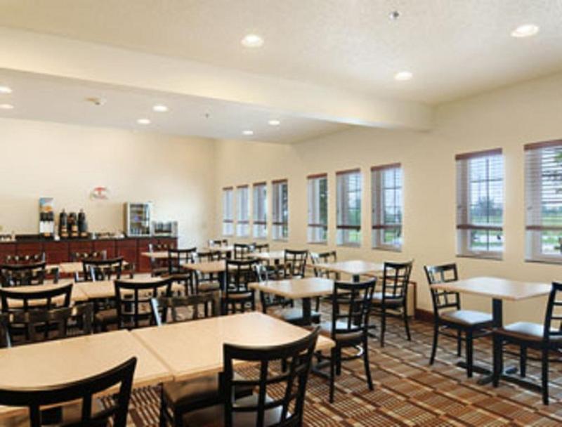 Super 8 By Wyndham Cedar Falls Exterior photo
